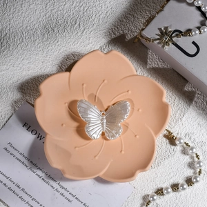 DIY Blumenteller aus Kunstharz und weißer Schmetterlingsanhänger mit Perlenkette
