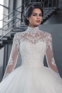 Détail d'une robe de mariée avec broderies en dentelle complexe et sequins étincelants