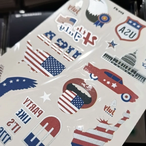Detail der USA-Tattoo-Sticker zum 250. Unabhängigkeitstag mit Flaggen und Adler-Motiv