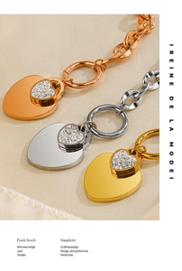 Détail de pendentifs en cœur or, argent et or rose avec des strass blancs