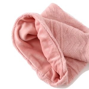 Détail du bonnet tricoté rose pour bébé avec doublure polaire et texture ondulée