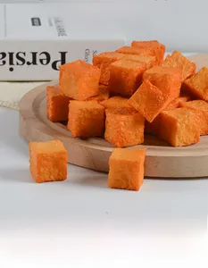 Detailansicht realistischer orangefarbener Fischtorfu-Würfel auf einem runden Holztablett