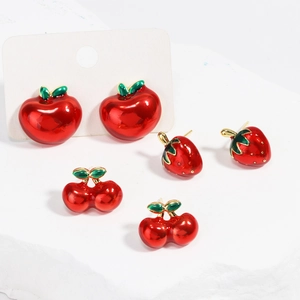 Détail de boucles d'oreilles émaillées pommes, fraises et cerises sur base en pierre