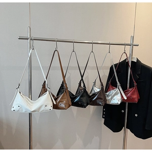 Sélection de sacs fourre-tout rétro en six couleurs avec clous métalliques et finition chic