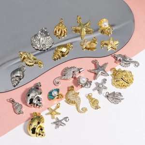 Détail de pendentifs océaniques en forme d'étoile de mer et d'hippocampe avec perles