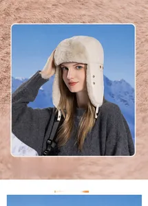 Details der weißen Plüsch-Uschanka mit Schnallendesign für optimalen Winterschutz