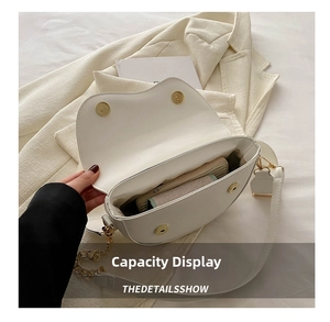 Détail de la capacité intérieure du sac selle blanc avec espace pour téléphone