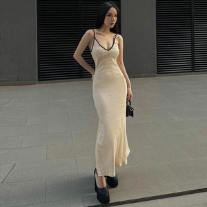 Robe longue beige ajustée à col en V avec bordures contrastées noires pour un look élégant