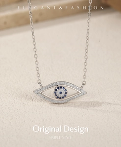 Dettaglio macro della collana occhio di Allah in argento S925 con zirconi blu e bianchi