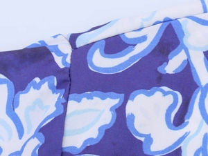 Vue détaillée du motif floral et des coutures plates sur une chemise violette