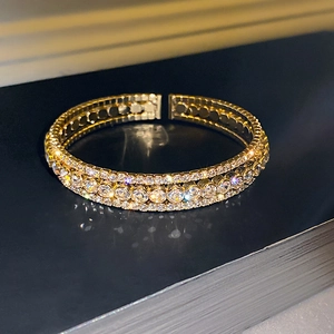 Bracelet manchette doré élégant à trois rangées de pierres de zircone scintillantes
