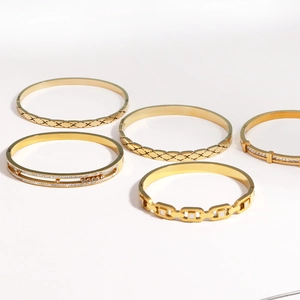 Collection de bracelets en titane doré avec accents de diamant et textures classiques
