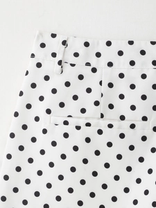 Détail macro de pois noirs sur tissu seersucker blanc avec coutures de taille précises