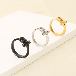Tre anelli a nodo minimalisti in acciaio inossidabile nelle finiture nero, oro e argento