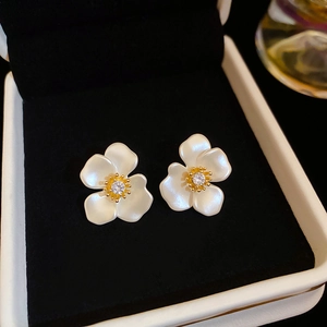 Detailed top view of flower stud earrings with white petals and gold-plated zircon center