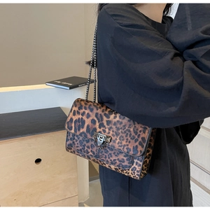 Detailansicht der Schultertasche mit Leopardenmuster, Goldkette und Metallverschluss