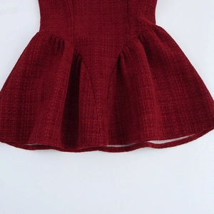 Mini-robe élégante en tweed rouge avec jupe plissée et tissu texturé pour femmes