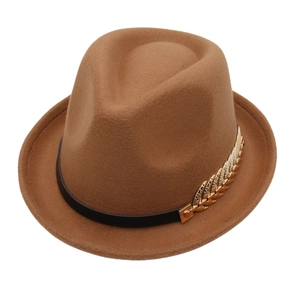 Chapeau fedora classique en laine camel avec ruban noir et boucle de feuille dorée