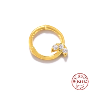 Macro-detail van 925 sterling zilveren gouden neusring met halve maan en drie heldere stenen
