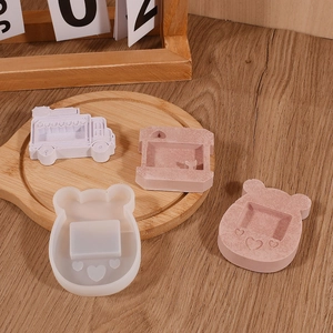Set stampi in resina fai-da-te con forme di camion e orso su vassoio in legno