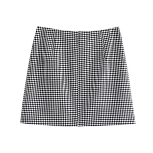 Vue détaillée de la jupe trapèze noir et blanc à motif pied-de-poule et texture tissée