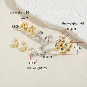 Dettaglio di orecchini a forma di C placcati oro 14K con misure di peso e dimensioni