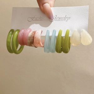 Lot de six paires de créoles et boucles d'oreilles gouttes en acrylique coloré