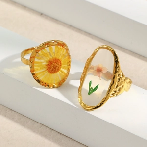 18K gold plated stainless steel ring with dried flowers and oval resin daisy design
