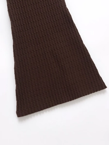 Detailaufnahme des dunkelbraunen Strickkleids mit feinem Zopfmuster und Textur