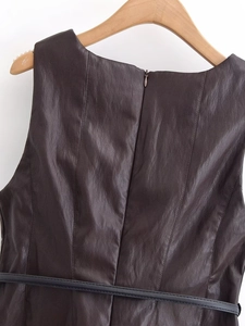 Détails de la robe en cuir marron avec fermeture éclair au dos et ceinture assortie
