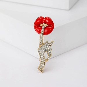 Elegante spilla labbra rosse e mano di cristallo per accessori da abito da donna