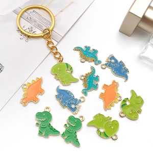 Breloques dinosaures colorées en émail pour bijoux DIY et porte-clés sur fond blanc