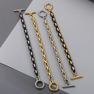 Détail de bracelets hip-hop en acier inoxydable en or, argent et noir avec fermoirs en T