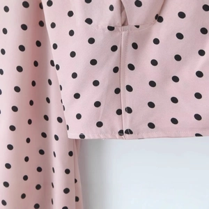 Haut à manches bouffantes rose à pois noirs avec encolure carrée et détails baleinés