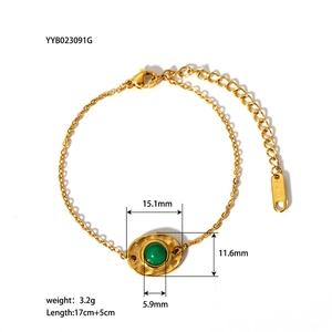 Détail d'un bracelet en acier plaqué or 18K avec pierre verte et métal martelé