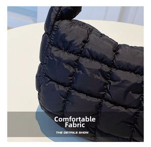 Vue détaillée de la texture matelassée et bouffante du sac à main nuage noir