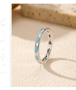 Détail d'une bague en argent sterling S925 avec pierres turquoises et poinçon gravé