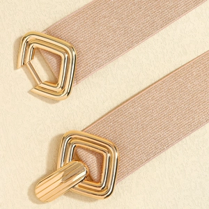 Détail de la ceinture élastique champagne avec boucle géométrique dorée brillante