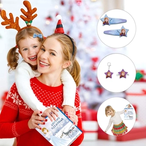 Calendario dell'Avvento con collana e orecchini mostra dettagli di 25 sorprese festive