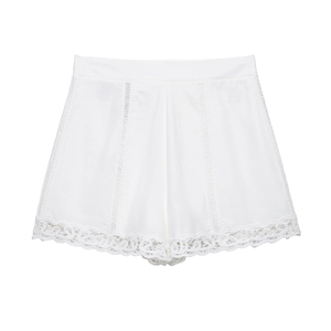 Short blanc à taille haute en dentelle au crochet avec broderie florale et style à plat
