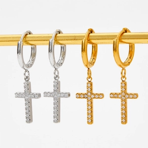 Lot de boucles d'oreilles huggie en acier titane avec croix en cristal or et argent