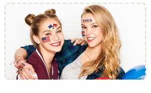 Detalle de tatuajes del Día de la Independencia de EE. UU. con banderas en modelos