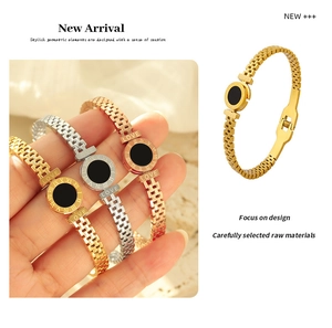 Dettagli macro di bracciali tricolore in acciaio al titanio con smalto nero e numeri