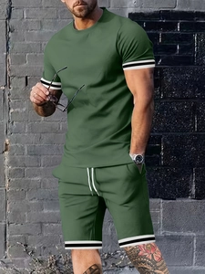 Détail d'un ensemble t-shirt à manches courtes et short à cordon avec bordure rayée verte
