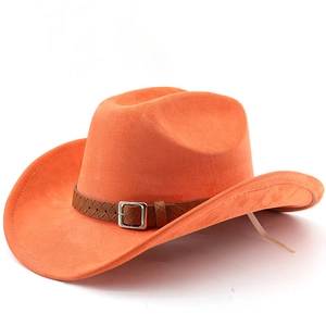 Détail du chapeau de cowboy orange en suédine avec bande de cuir tressé et boucle