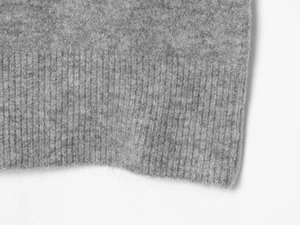 Macro della texture a costine grigie e fibre in misto lana morbida sul polsino