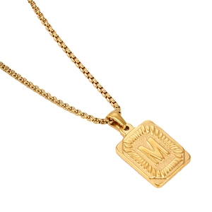 Collar hip hop de acero inoxidable chapado en oro 18K con colgante cuadrado letra M de sol