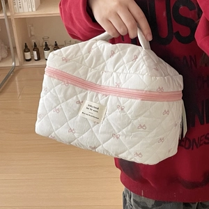Gros plan du motif nœuds roses sur tissu matelassé blanc avec poignée rose solide