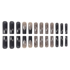 Set de 24 faux ongles longs avec pointes françaises noires et motifs de cœurs variés