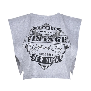 Dettaglio del crop top grigio senza maniche con stampa Brooklyn e spalle scoperte